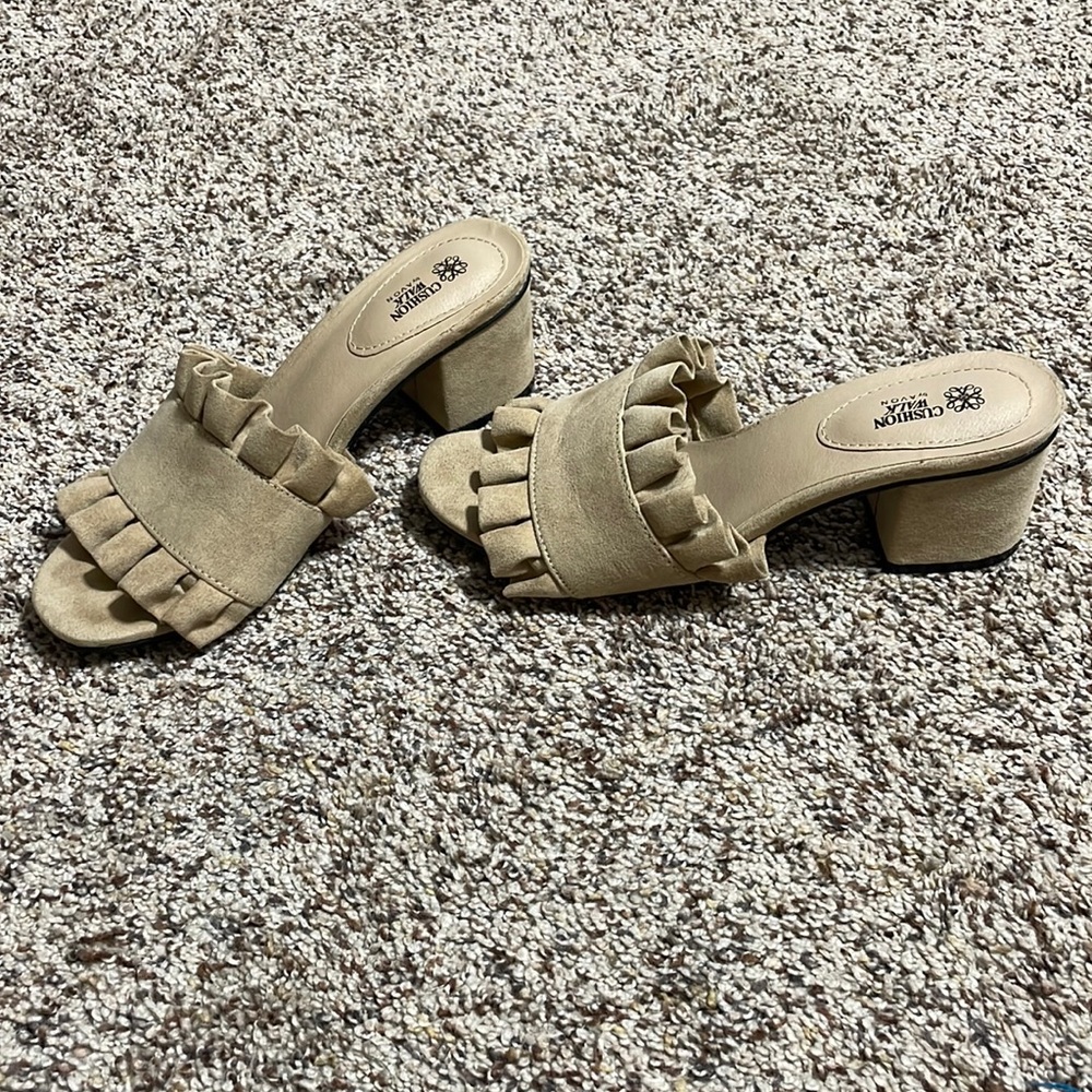 brand new cushion walk heeled sandal